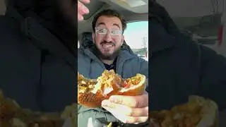 Эту дыру в стене, где подают шаурму, обязательно стоит посетить 🤤🔥. Посмотрите видео⬇️