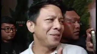 ARIEL NOAH SUKA MEMAKAI HELM KETIKA JALAN SENDIRIAN, INI ALASANNYA