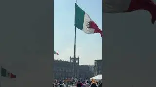 Así se mira bajando del metro y subiendo al zócalo 