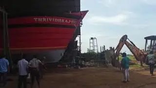 JCB trying to pull trawler boat in mangalore port || mangalore fishing ||