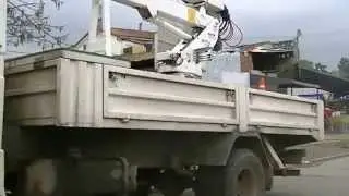 Grua articulada pesa mucho