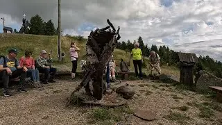 Pod pomnik autorstwa Hasiora i g&oacute;rę Wdżar