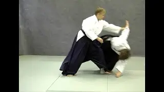 Kosa dori kaitennage (omote) | Справочник техник айкидо | Aikido techniques reference