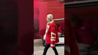 #taylorswift arrives to cheer on #traviskelce in DAZZLING new coat 😱🏈 #swifites #shorts #nfl