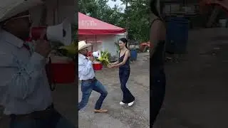 señorita Izarely la sorprendimos con su arreglo de flores