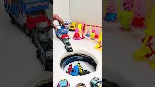 Peepa pig 🐷 black cars 🚗 red cars 🚘 yellow cars pushing by big truck #viral #शॉर्ट्स