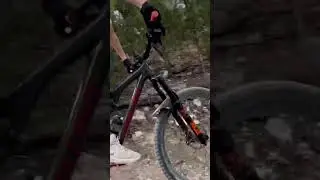 Небольшой трюк на прыжке #mtb #mtbreview #mountainbiking #automobile #amtb #outdooractivity