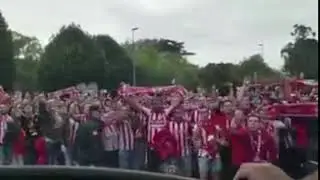Botellazo destroza el autob&uacute;s del Real Oviedo a su llegada a El Molin&oacute;n