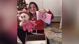 Young Artist opens Budsie on Christmas!