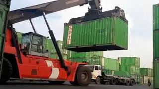 Kegiatan bongkar muat di depo kontainer surabaya