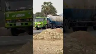 HYUNDAI CEMENT TRUCK TANKER DRIVER ON THE ROAD #cementtanker #hyundaitruck #heavyvehicle#truckdriver