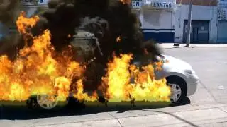 Quemando un autom&oacute;vil en la calle