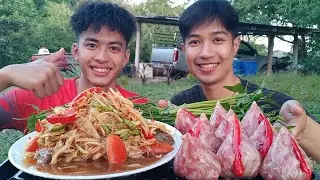 แหนมหมูสด กับส้มตำปูปลาร้า มันอร่อยเข้ากันมากๆ.