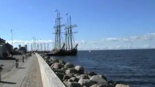 Her p&aring; den lille cafe