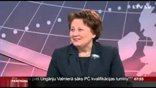 Studijā ministru prezidente Laimdota Straujuma.