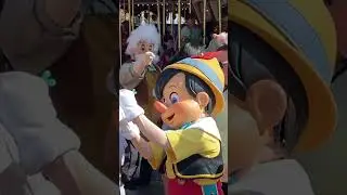 Magic & Fun🤩 #themepark #disneyland #animatronics #disneyparks #disneyart #disneynews #imagineer
