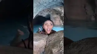 Sisi y Fefi en una cueva de agua