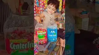 Cute baby ko Chewing gum lollipop cake chij dilayi 😋🍬🍭🍰😋 #shorts #viral #trending #viralshorts