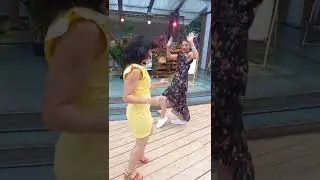 Ретро дискотека. Девчонки супер. Классно танцуют.
