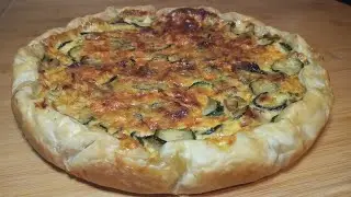 Tarta z cukinią, speckiem i jajkami z ciasta francuskiego. Znakomita przekąska na każdą okazję.