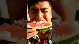 Semangka Dibumbui Garam Meja #funny #absurd #ai #veo3 #fyp