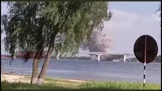‪VIDEO: Ukrainian Almighty HIMARS attack on Antonovskiy Bridge over the Dnepr