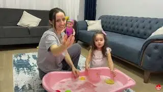 NEHİR'LE BERABER OYUNCAK YÜZEN BEBEK YÜZDÜRDÜK