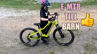 Familjecykling på E-MTB utanför Nora