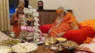 पूज्य शंकराचार्य महाराजजन्माष्टमी के शुभ अवसर पर भगवान कृष्ण का पूजन करते हुए कोलकाता चातुर्मास2019