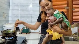 Mimi Kuku and Mom pick boiled vegetables and eat them with sausages
