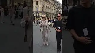 Les stars se bousculent au d&eacute;fil&eacute; Ami ❣