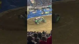 GraveDigger Donutaction #gravediggermonstertruck #monsterjam