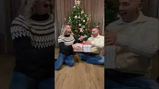 Я подарила ему &laquo;особый&raquo; подарок, он был к этому совершенно не готов 😂🎁 #шорты #смешно #семейнаяжи...