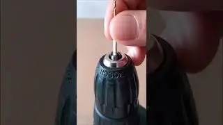 Как быстро прикрепить сверло к отвертке #tools #lifehack #tips #diy #easytips