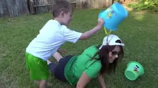 Family fun with toy water ballon fight. Играем с детьми в водные шарики!