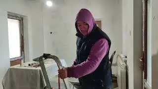 Fara sa banuim macar , ne-am trezit ca ploua prin zeci de locuri in casa prin tabla veche, ruginita