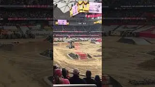ОН ОТКЛЮЧИЛ ЕГО! Навыки управления зомби-монстр-траком на турнире Syracuse Monster Jam!