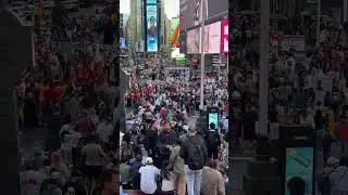 THE LARGEST CROWD IN TIMES SQUARE IVE EVER SEEN #nycwalk #nycvlog #timessquare #manhattan #nyc #fyp