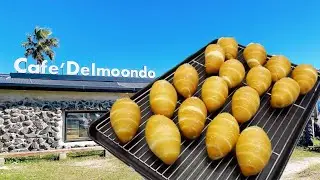 We went to Cafe Delmoondo(델문도) next to the sea on Jeju Island.