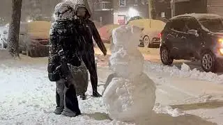 Сегодня в Нью-Йорке царит хаос! Сильный снегопад засыпал снегом множество домов и автомобилей в Н...