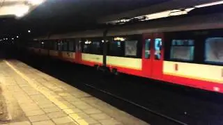Pociąg SKMWA 35WE wjazd na stację Piast&oacute;w
