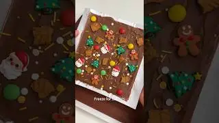 The easiest Christmas chocolate bark. 🎅🍫 #christmas #xmas #asmr #aesthetic #satisfying #chocolate