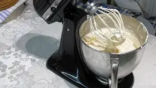 Крем со вкусом пломбира.