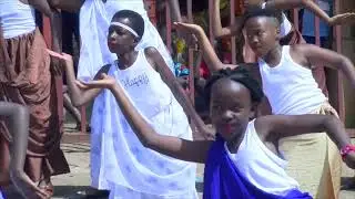 la ceremonie de pere noel a l'ecole les poussins kigali dans votre emission les cherubins