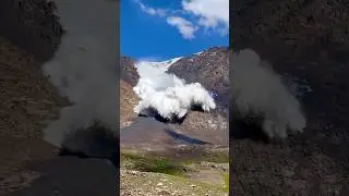 As&iacute; se ve una avalancha de nieve pasando por encima