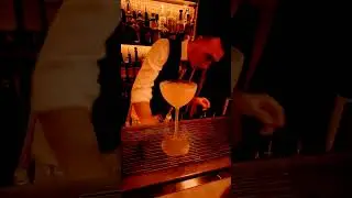Watching the best cocktail maker in Oxford at Lynrace#cocktailmaking#oxford