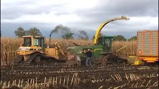 Maïs 2011 | JD 7400 met kooiwielen  vastgereden | Buldozer om te duwen en slepen | Very wet harvest