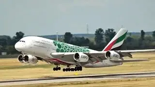 Emirates Airbus A380 Flugzeug Start vom Flughafen Düsseldorf und weitere Flugzeuge