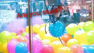 Ball claw machine prize gets stuck! #shorts #clawmachine
