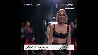 L'entr&eacute;e d'Agathe Riedinger dans l'auditorium Louis Lumi&egrave;re pour son film 